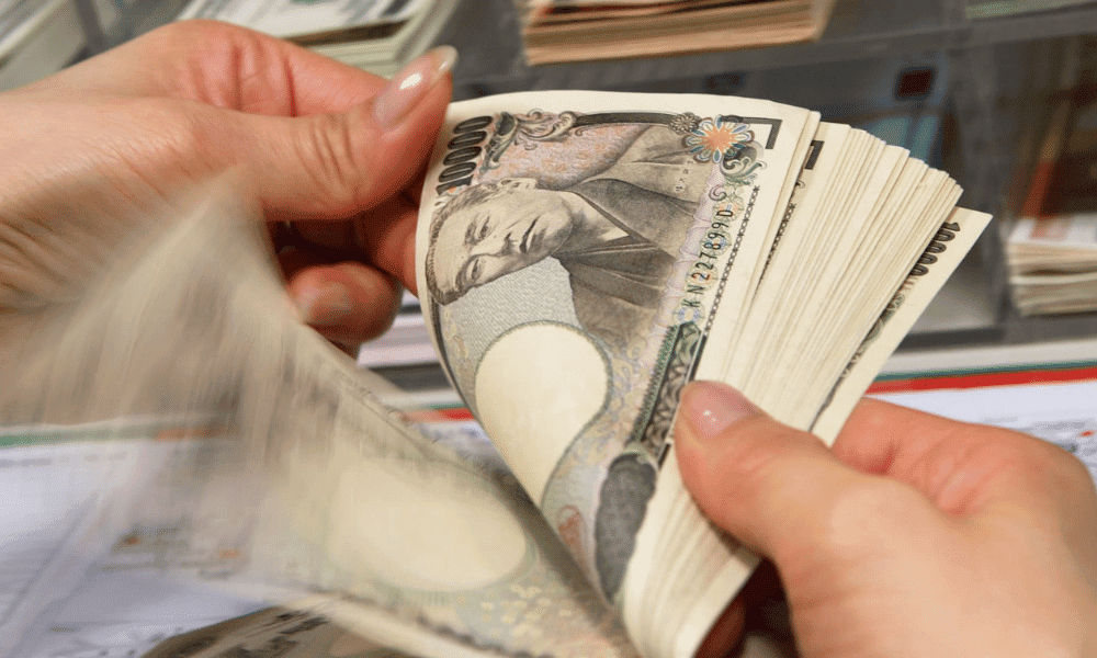 Yen Starts Week On Back Foot With Central Bank Policies In Focus!
